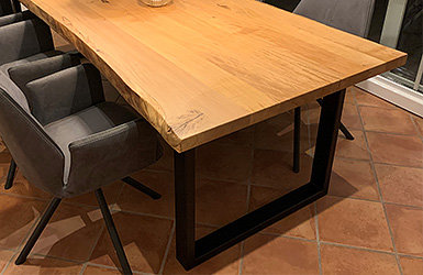 Tischgestell schwarz matt &quot;Berlin&quot; mit Eiche Massiv Tischplatte mit Baumkante - Tischgestell Berlin mit schöner und massiver Tischplatte aus Eiche