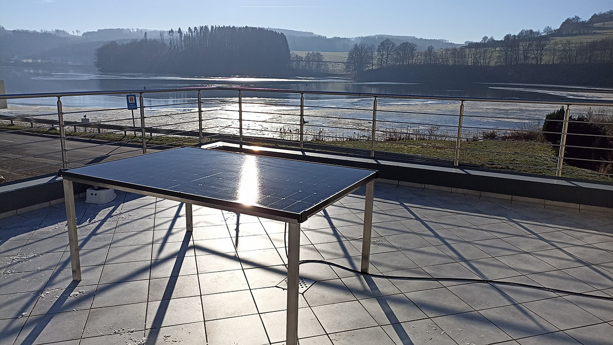 Solartisch selber bauen DIY für Terrasse und Garten