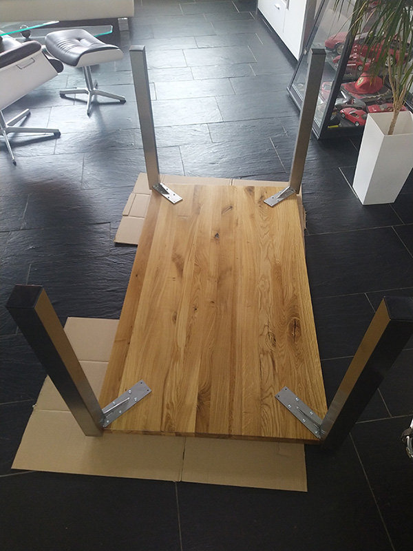 Tischplatte wird mit Tischbeinen verbunden