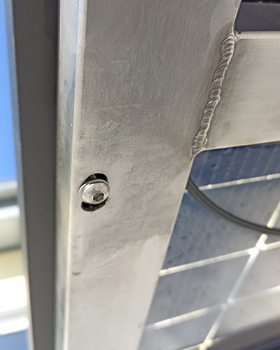 Solarpaneel mit Tischgestell verschrauben