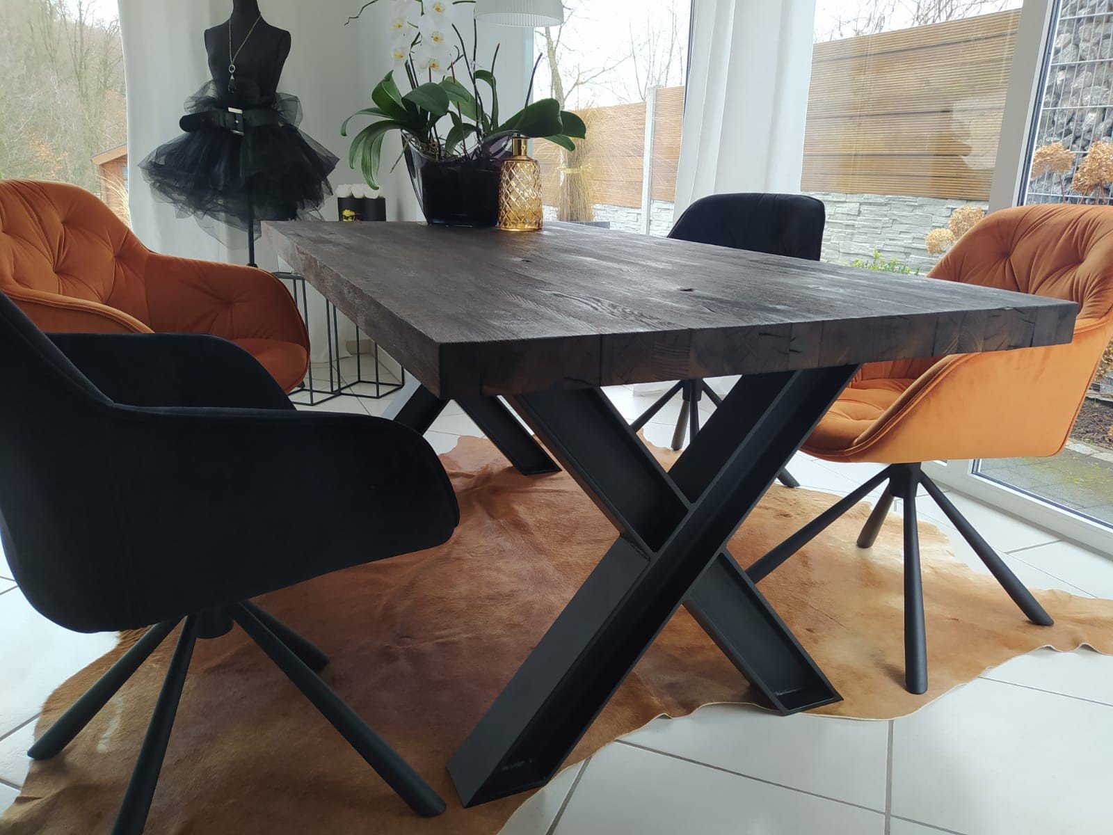 Tisch mit X-Gestell aus Stahl