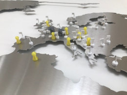 Hochwertige Design Stahl Weltkarte Wanddeko Wandbild XXL 3D Metall Pinnwand magnetisch Travelmap Reiseziele Firmenstandorte Landkarte Schwarz Glitzereffekt Feinstruktur 250x125cm