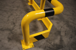 Rammschutzbügel L-Form mit Unterfahrschutz Ø 76,1 H500 L1400 B500mm gelb pulverbeschichtung mit schwarzen Folienstreifen - zum Aufdübeln - Ausführung LINKS (1 Stück)